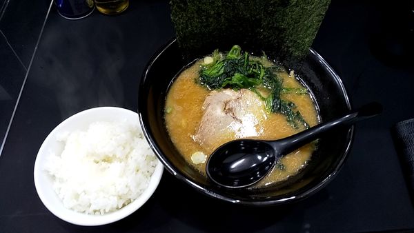 「家系らーめん700円+小ライス100円」@横浜家系らぁめん 毘沙門天の写真