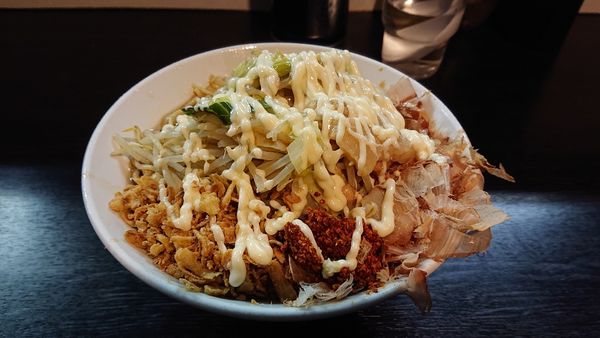 「汁無し蕎麦 アブラ カラメ 辛味 マヨネーズ 麺少なめ」@豚星。の写真