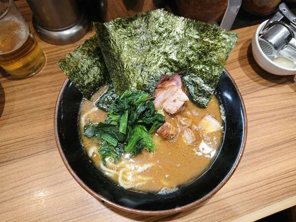 「ラーメン750円＋生にんにくしぼり60円＋ビール中瓶500円」@横浜家系らーめん 輝道家の写真