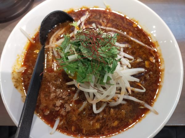 「覇王担々麺黒」@麻辣専科 覇王 神田北口店の写真