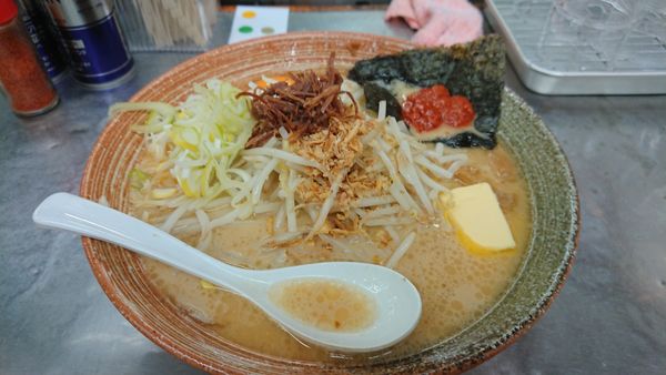 「牛乳味噌カレーラーメン(鶏出汁)＋辛味噌3杯＋生卵」@覆麺 智の写真