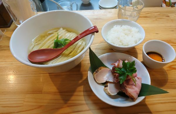 「(梅)かけそば白醤油 チャーシュー皿 うに醤油漬け卵黄ごはん」@自家製麺 くろ松の写真