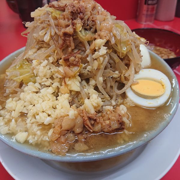 「富士丸ラーメン900円(ニンニク)野菜増し80円他」@ラーメン富士丸 東浦和店の写真