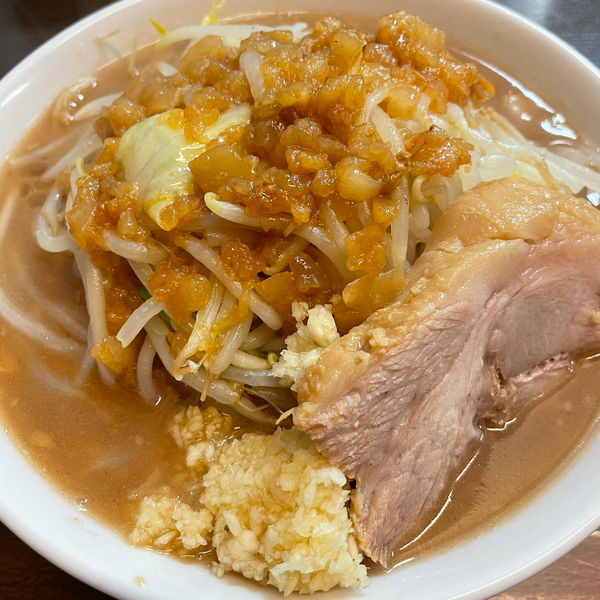 「ラーメン 半分 生卵」@ラーメンどでん 大宮店の写真
