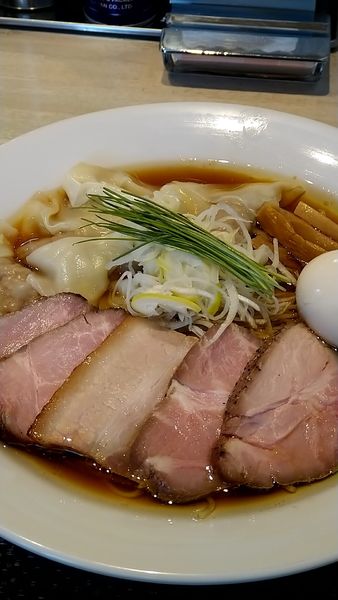 「特製中華そば醤油大盛り+ワンタン」@宍道湖しじみ中華蕎麦 琥珀 東京本店の写真