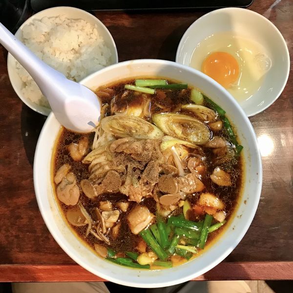 「［限定］スタミナ辛鶏ソバ ＋ 生卵 ＋ 小ライス」@鶏こく中華 すず喜の写真