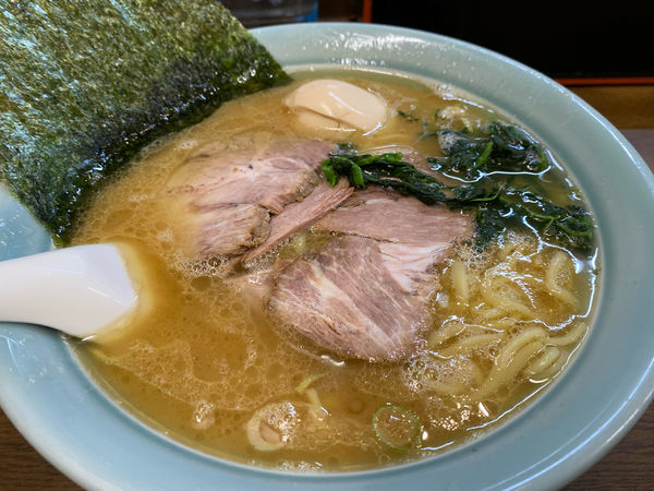 「麺かため鶏油多め卵チャーシュー」@寿々㐂家の写真