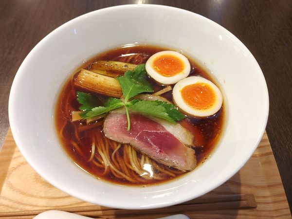 「熟成黒醤油薫玉のせ」@拉麺 ぶらいの写真