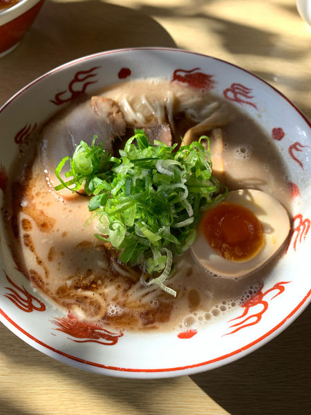 「限定　ネギ盛りマー油豚骨」@ラーメンいっこくの写真