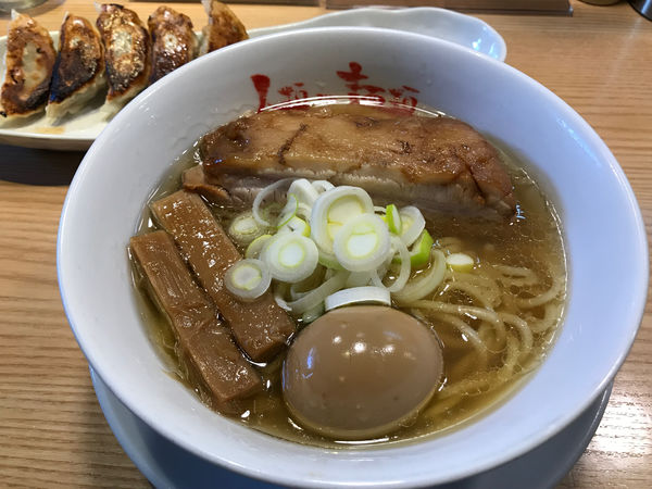 「らーめん macro + 煮玉子　952円」@人類みな麺類の写真