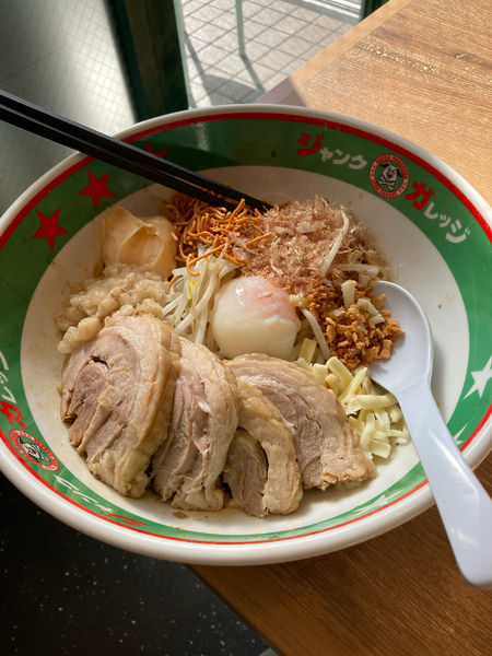 「豚増しまぜそば　豚2枚＋　辛味以外トッピング　麺半分」@ジャンクガレッジ 和光市駅南口店の写真