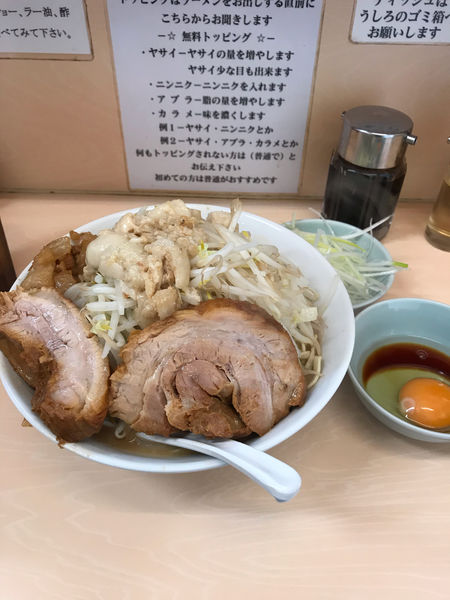 「ラーメン(アブラ) 生卵、ネギ」@自家製ラーメン 大者の写真