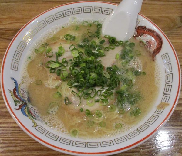 「博多ラーメン＋半替え玉　690円」@博多ラーメン でぶちゃん 高田馬場本店の写真