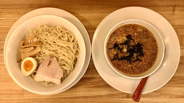 「［限定］旨辛つけめん 大盛（無料）」@ワンタンメンの満月 三鷹店の写真