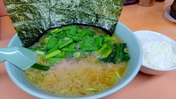「ラーメン&ニラ＋ライス小８５０円」@梅浜亭の写真