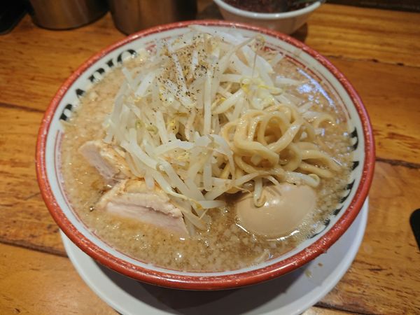 「麺少なめ 玉子付き 800円 麺かため 豚少なめ」@らーめん バリ男 新橋本店の写真