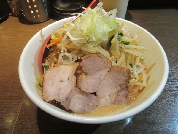 「なまらみそらーめん（７００円）＋ダブル野菜＋味玉」@北海道らーめん なまら 阿見店の写真