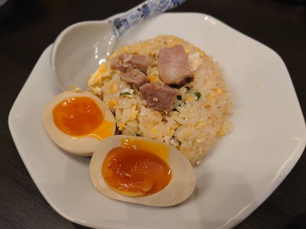 「半チャーハン320円＋味玉100円 他」@メンショップ アキラの写真