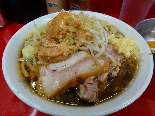 「ラーメン700円生卵50円　野菜少な目ニンニク脂」@ラーメン二郎 越谷店の写真