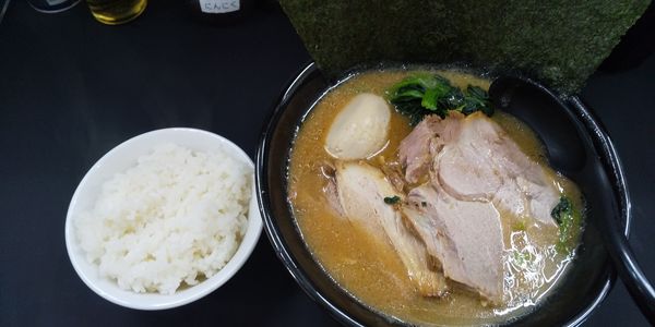 「特濃家系らーめん800円」@横浜家系らぁめん 毘沙門天の写真