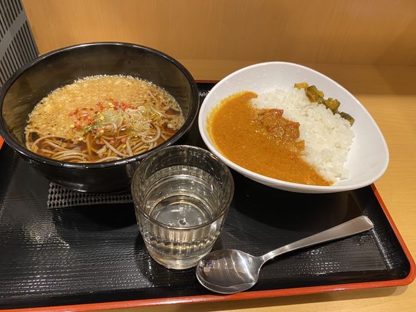 「半カレー半たぬきそばセット 540円」@よもだそば 新宿西口店の写真