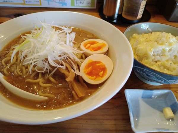 「赤まろラーメン（¥950）+焼きチーズごはん（¥300）」@赤まろラーメン 翔の写真