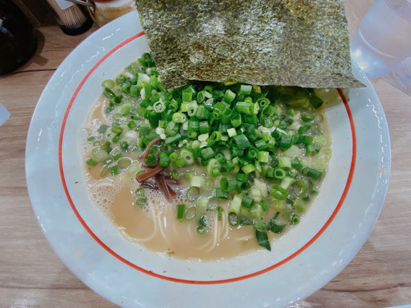 「ラーメン¥680、ネギ、替玉各¥100、ライス無料」@麺場 絆1048の写真