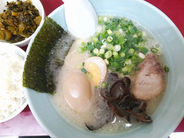 「味付玉子ラーメン＋小ライス＋高菜＋替玉」@博多ばってんラーメンの写真