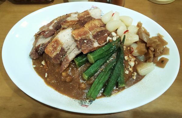 「賄の豚カレー+オクラフライ+岩下のピリ辛ラッキョウ」@日乃屋カレー 秋葉原店の写真