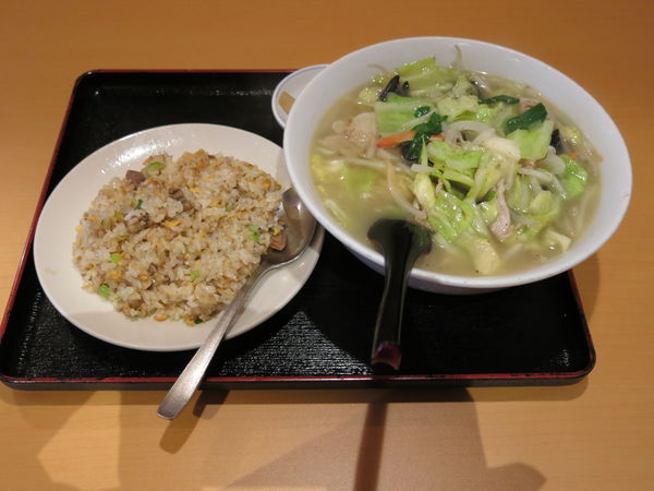 「野菜タン麺＆半炒飯：800円」@興興飯店の写真