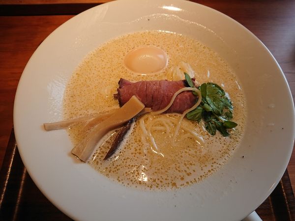 「ローストビーフ拉麺 1000円＋味玉 150円」@FLIGHT LOUNGEの写真