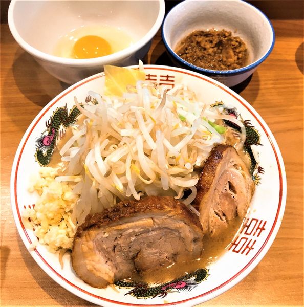 「ミニらーめんヤサイマシニンニク+豚カス入り味付きアブラ+生卵」@麺処 ほん田 東十条店の写真