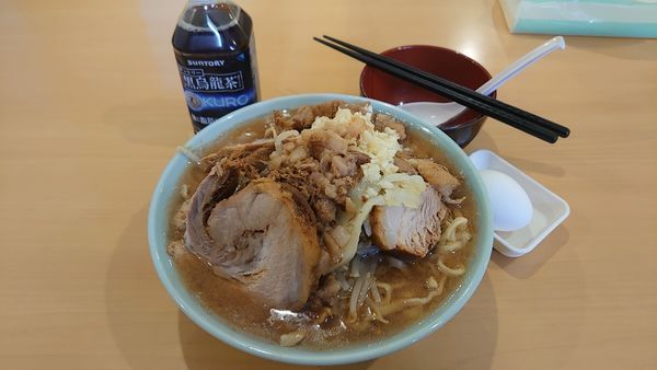 「豚ラーメン、生卵」@俺の生きる道 つくば店の写真