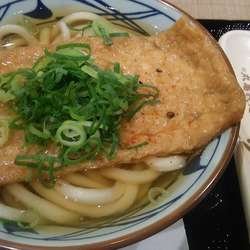 きつねうどん 並 440円＋はす天 110円
