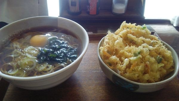 「かけそば 320円＋かきあげ 110円＋生卵 50円」@せね家の写真