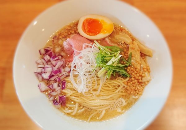 「【期間限定】鯛煮干しらーめんと玉ねぎ、半味玉」@らーめん コッコの写真