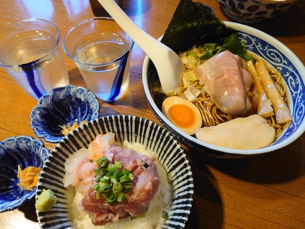 「煮干しそば黒醤油750円＋海鮮丼450円＆獺祭✖2杯」@寿製麺よしかわ 川越店の写真