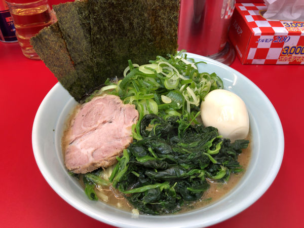 「ネギラーメン　味玉　ほうれん草」@横浜ラーメン 武蔵家 大宮店の写真
