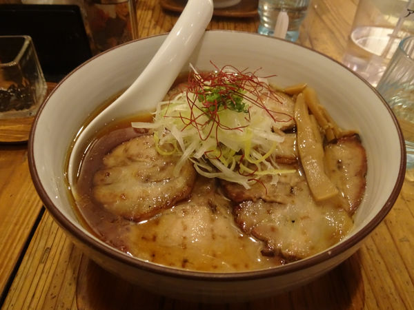 「炙り醤油らぁ麺1100円   手もみ平打ち麺に変更10円」@麺や ひだまりの写真