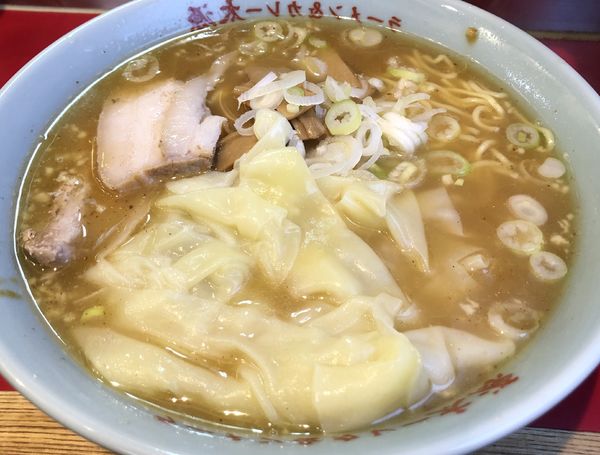 「ワンタン麺大盛り1100円　茶碗カレー400円」@太源の写真