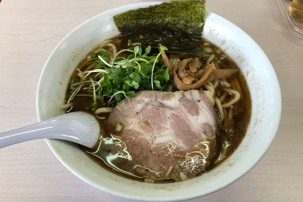 「正油太麺 濃口830円」@あぢとみ食堂の写真
