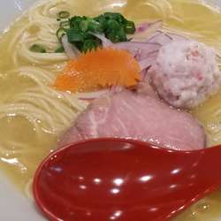煮干し香るカニ白湯塩ラーメン（限定950円）