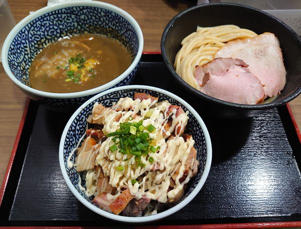 「極濃煮干しつけ麺＋吊るし焼チャーシュー丼」@煮干しつけ麺 宮元の写真