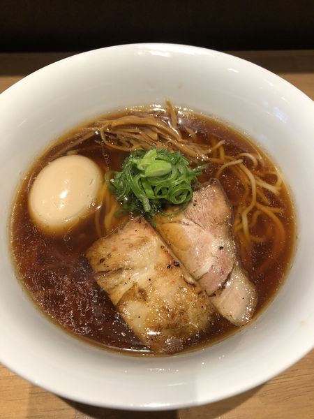 「醤油らぁ麺880円➕味玉(クーポン券)」@らぁ麺や 嶋の写真