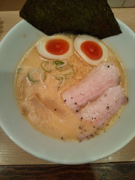 「牛骨半熟味玉ラーメン」@黒毛牛骨ラーメン 牛次郎 栄店の写真