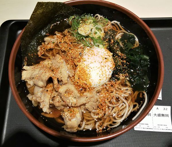 「肉富士そば+大盛無料券」@名代 富士そば 飯田橋駅前店の写真