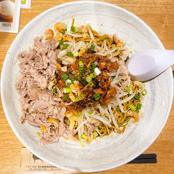 「ラムしゃぶまぜ麺 干し海老葱油入り＋ラムしゃぶ増し」@羊肉専門店 辰 池袋南口店の写真