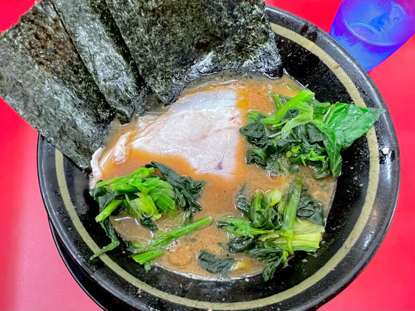 「醤油豚骨ラーメン　半麺　油少なめ　サービス青菜　730」@家系ラーメン 王道 いしいの写真