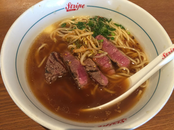 「ステーキラーメン」@ストライプ ヌードルズの写真