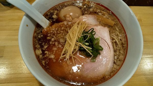 「もち豚の背脂～麺室井風900円+味玉100円」@川の先の上の写真
